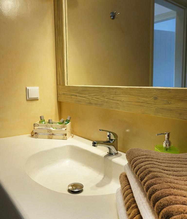 Flora Apartments Drios Luaran gambar